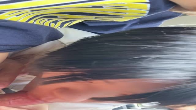 ボーイッシュな女の子の車内フェラ