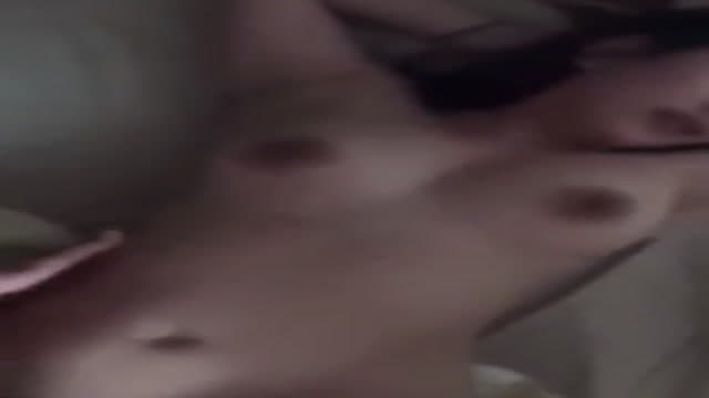 正常位で激しく突きまくる